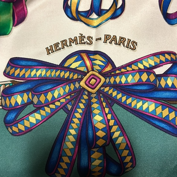 Authentic Hermès Carre 90 Scarf "LES RUBANS DU CHEVAL" Silk Green J7534 - Picture 2 of 14